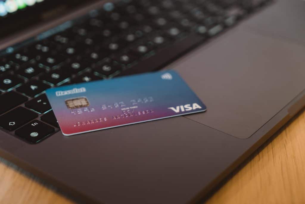 Kredittkort som ligger på en laptop