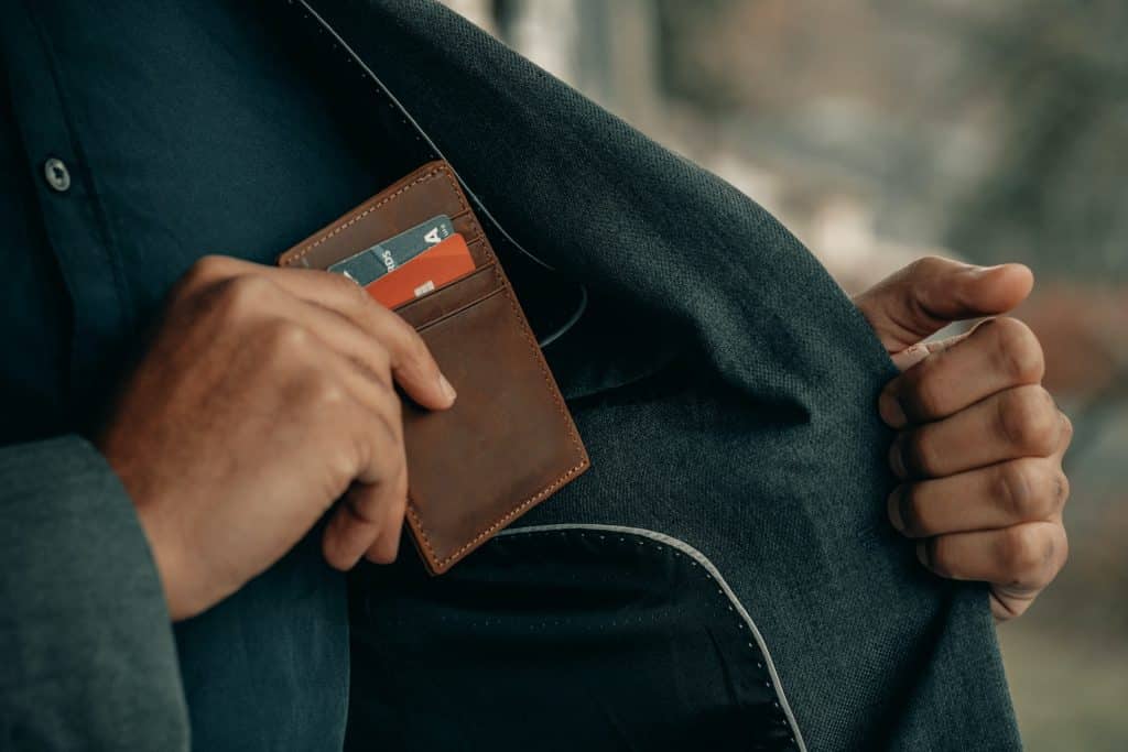 Mann som legger lommebok i jakken